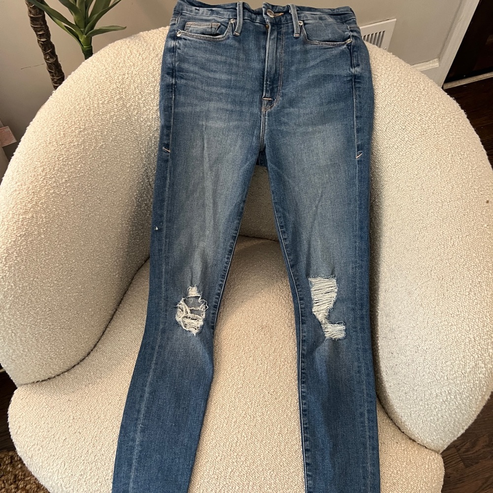 Good American distressed good waist skinny jeans with ankle fray
